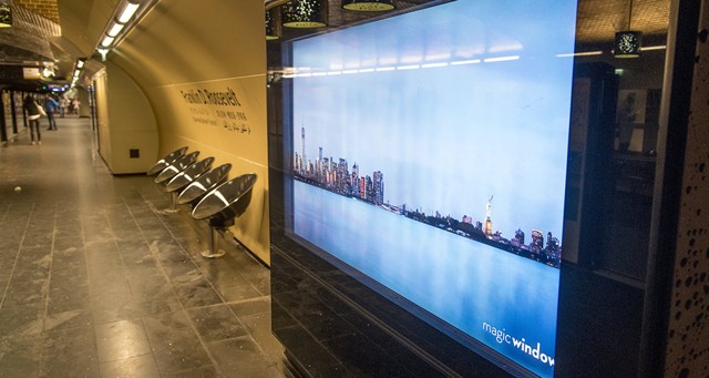 Dans le métro, ces écrans de publicités traquent vos smartphones
